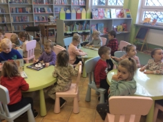 pierwsze_spotkanie_krasnali_z_biblioteka_002