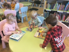 pierwsze_spotkanie_krasnali_z_biblioteka_005