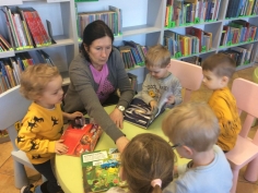 pierwsze_spotkanie_krasnali_z_biblioteka_006