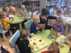 pierwsze_spotkanie_krasnali_z_biblioteka_013