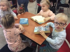 pierwsze_spotkanie_krasnali_z_biblioteka_019