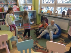 przedszkolaki_w_bibliotece_003